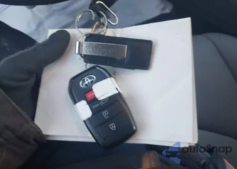 2024 Toyota Highlander Xle z USA, uszkodzony, nr VIN 5TDKDRBH8RS533678